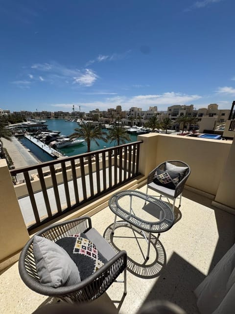 Property building, View (from property/room), Balcony/Terrace, Balcony/Terrace, Seating area, Sea view, internet
