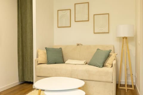 Bed, Living room