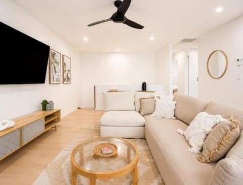 TV and multimedia, Living room, Seating area, Evening entertainment