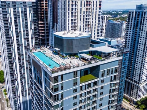 Property building, Communal lounge/ TV room, Day, Bird's eye view, Evening entertainment, City view, Pool view, Swimming pool, Location, Parking
