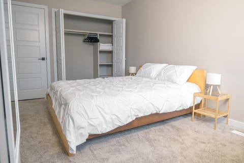Bed, Photo of the whole room, Bedroom, Guests, storage, wardrobe