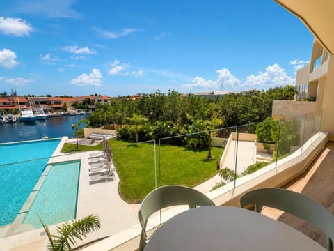 Patio, Day, Natural landscape, View (from property/room), Balcony/Terrace, Pool view, River view, Swimming pool, sunbed