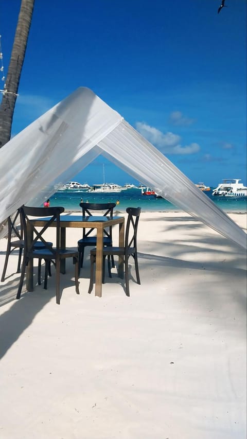 Restaurant/places to eat, Restaurant/places to eat, Natural landscape, Beach, Area and facilities