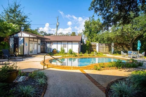 Property building, Day, Garden view, Swimming pool, Swimming pool