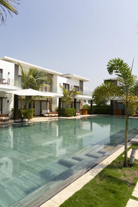Patio, Swimming pool, sunbed