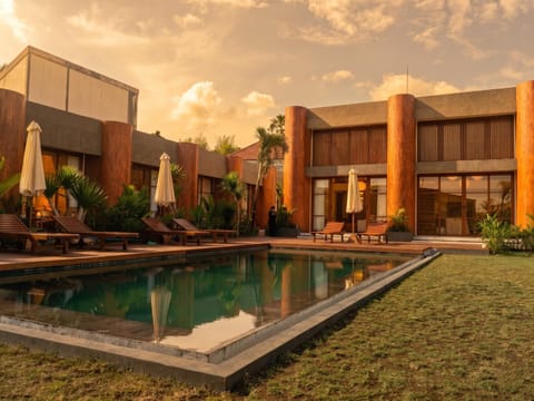 Property building, Garden, Swimming pool, sunbed
