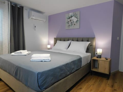 Photo of the whole room, Bedroom, towels