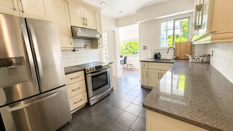 Kitchen or kitchenette, Communal kitchen, dishwasher, oven, toaster