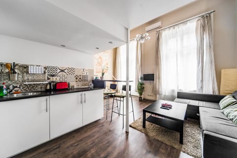 TV and multimedia, Coffee/tea facilities, Kitchen or kitchenette, Living room, Dining area, toaster