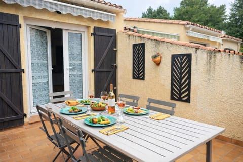 Property building, Patio, Balcony/Terrace, Dining area, Beach, furniture