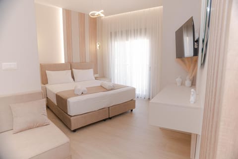 Bed, TV and multimedia, Living room, Photo of the whole room, Seating area, Bedroom, towels