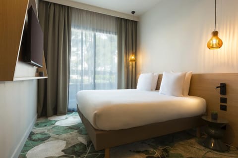 Bed, TV and multimedia, Photo of the whole room, Bedroom