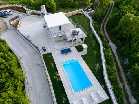 Property building, Natural landscape, Bird's eye view, Pool view, Swimming pool, sunbed