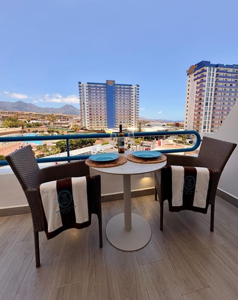 Day, View (from property/room), Balcony/Terrace, Seating area, Dining area, City view