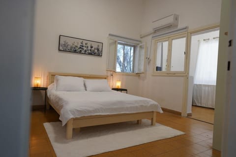 Bed, Bedroom, internet, air conditioner
