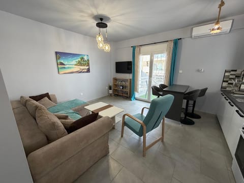 TV and multimedia, Kitchen or kitchenette, Living room, Seating area, Dining area