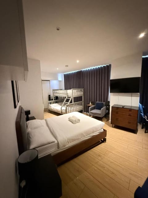 Bed, TV and multimedia, Living room, Photo of the whole room, Seating area, Bedroom, towels