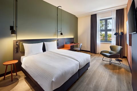 Bed, TV and multimedia, Photo of the whole room, Seating area, Bedroom