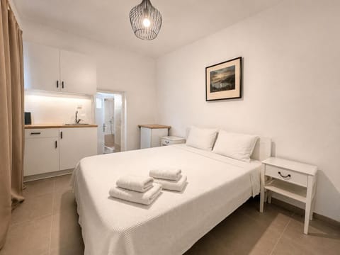 Bed, Kitchen or kitchenette, Photo of the whole room, Bedroom, towels, air conditioner