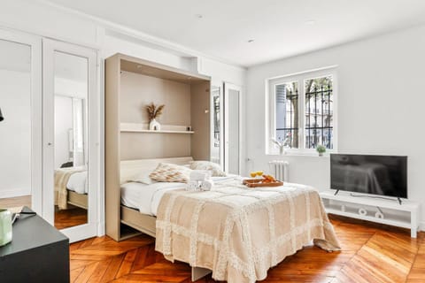 Bed, TV and multimedia, Photo of the whole room, Bedroom, towels