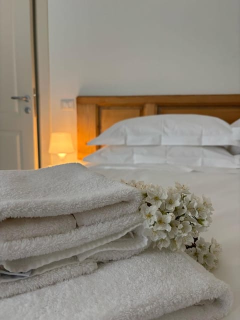 Bed, towels