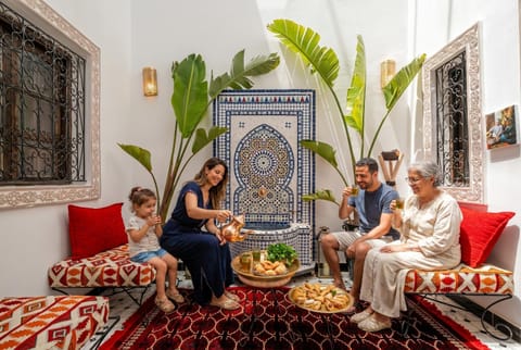 People, Living room, Food and drinks, Seating area, Food, Guests, group of guests, Family