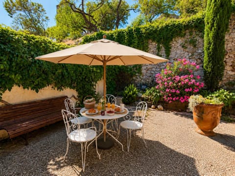 Patio, Spring, Day, Garden, Dining area, Garden view