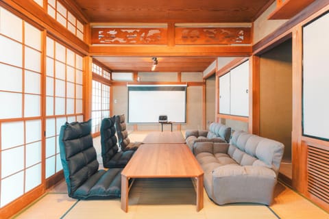 TV and multimedia, Seating area