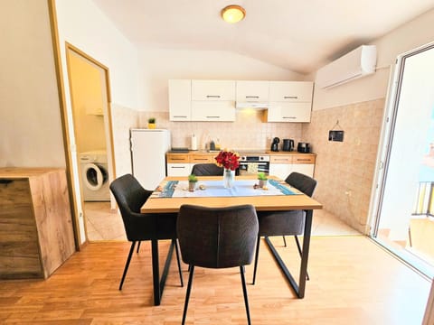 Kitchen or kitchenette, Seating area, Dining area, oven, pet friendly, washing machine, air conditioner