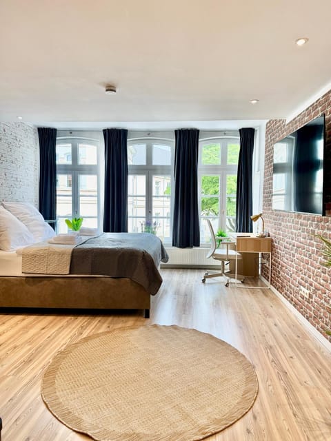 Bed, TV and multimedia, Seating area, Bedroom