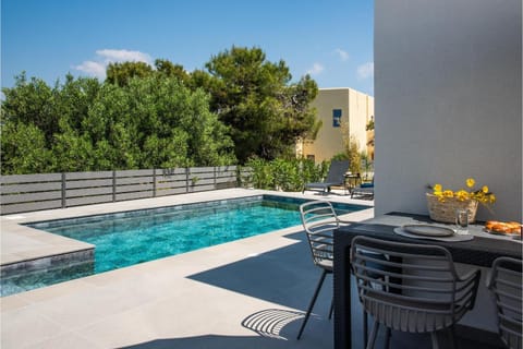 Dining area, Swimming pool