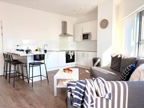 Kitchen or kitchenette, Living room, Seating area, Dining area, Food, minibar, oven, stove, toaster