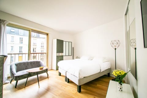 Bed, Living room
