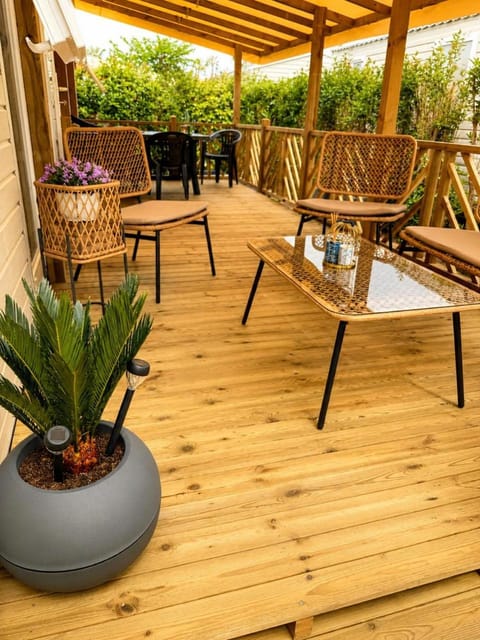 Patio, Day, Balcony/Terrace