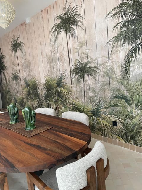 Restaurant/places to eat, Living room, Dining area