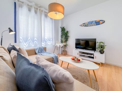TV and multimedia, Living room, Seating area, Evening entertainment
