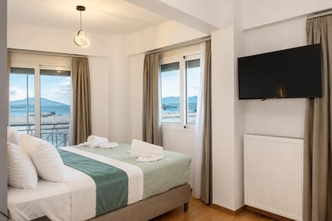 Bed, TV and multimedia, View (from property/room), Bedroom, Sea view, towels