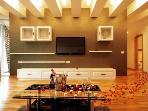Day, Summer, TV and multimedia, Living room, Seating area, On site, City view, Landmark view, Mountain view