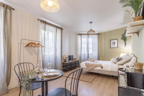 Bed, Living room, Photo of the whole room, Bedroom
