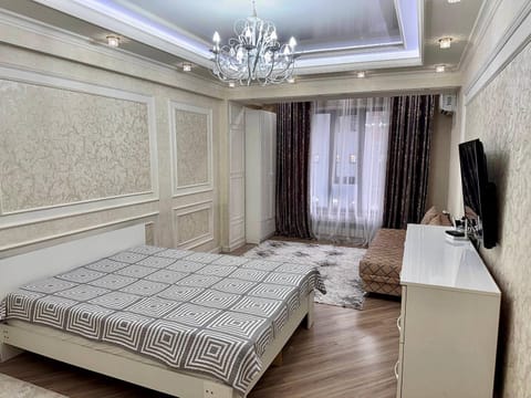 Bed, TV and multimedia, Photo of the whole room, Bedroom