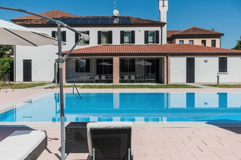 Property building, Patio, Day, Pool view, Swimming pool, sunbed