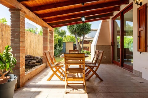 Patio, Day, Balcony/Terrace