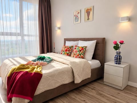 Bed, TV and multimedia, View (from property/room), View (from property/room), Bedroom, City view, City view, furniture, furniture