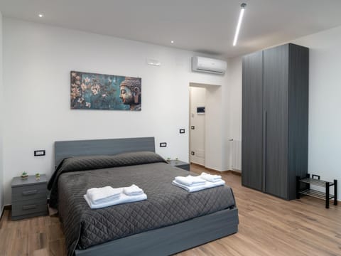 Bed, towels