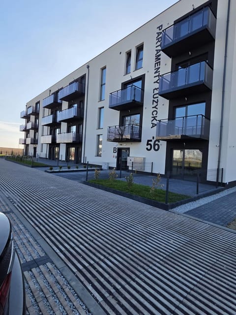 Street view, Location, Parking