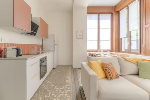 Communal lounge/ TV room, Living room, Seating area, Swimming pool, kitchen