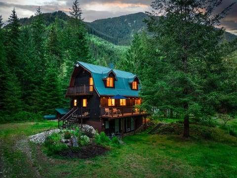 Property building, Nearby landmark, Day, Natural landscape, Garden, Garden, Garden view, Mountain view