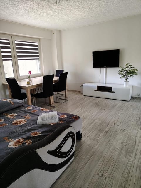 Bed, TV and multimedia, Living room, Photo of the whole room, Seating area