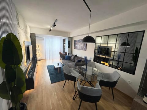 TV and multimedia, Living room, Seating area, Dining area
