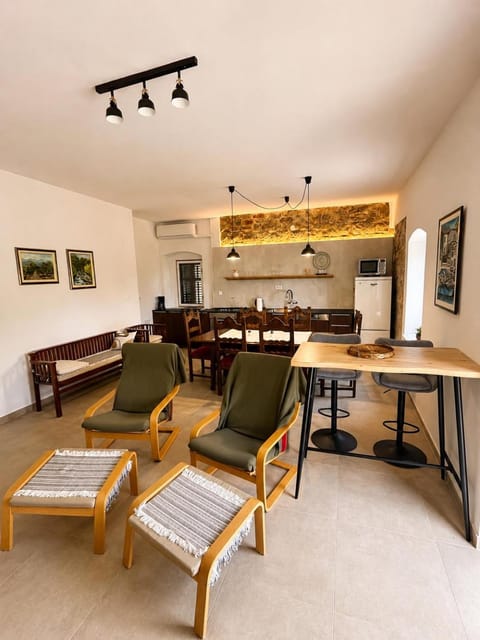 Kitchen or kitchenette, Living room, Seating area, Dining area